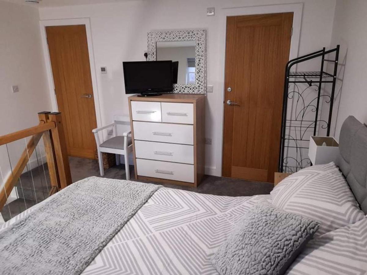 Outstanding Modern 1-Bed House In Chippenham Chippenham (Wiltshire) Eksteriør billede