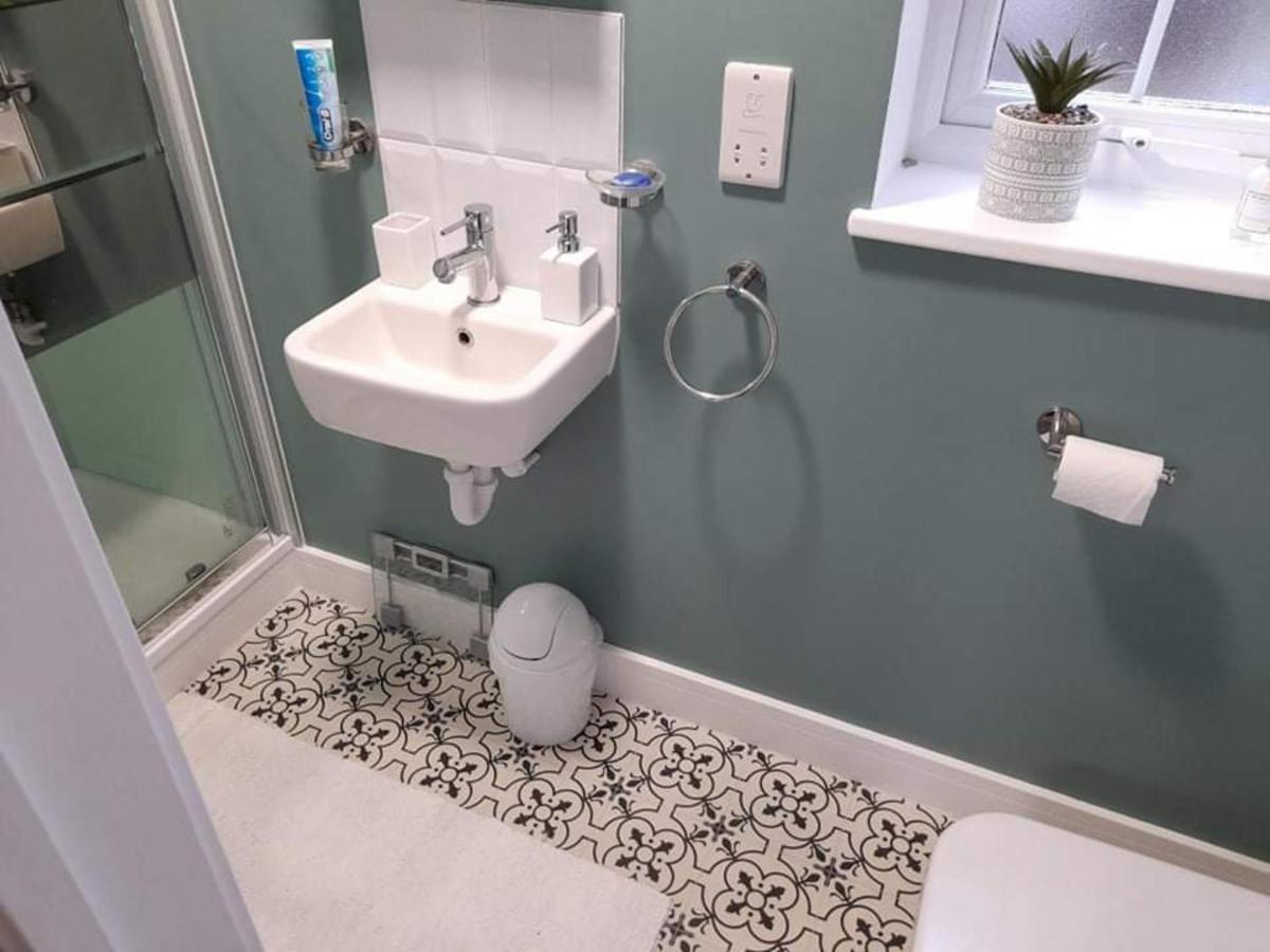 Outstanding Modern 1-Bed House In Chippenham Chippenham (Wiltshire) Eksteriør billede